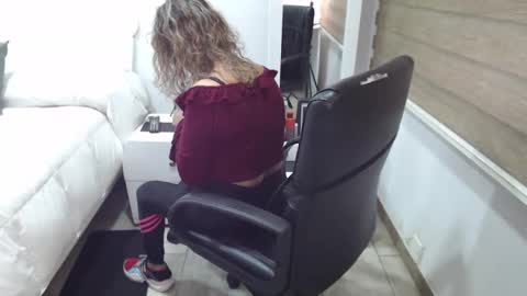 Snapshot of yessilatin chatting on 02/16/25, 01:36 jessy online show from 02/16/25, 01:36