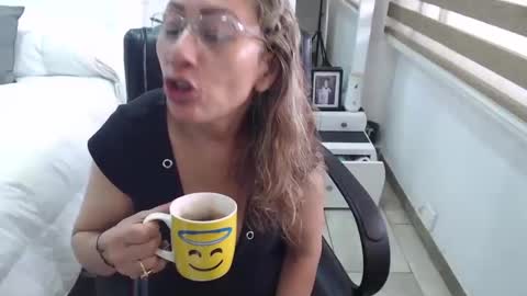 Snapshot of yessilatin chatting on 03/01/25, 04:33 jessy online show from 03/01/25, 04:33