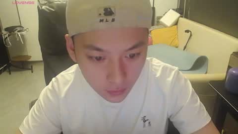 Snapshot of yichen009 chatting on 07/23/26, 10:24 yichen009 online show from 07/23/26, 10:24