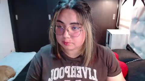 Snapshot of yini_angel07 chatting on 03/09/26, 01:09 hii i am yini online show from 03/09/26, 01:09