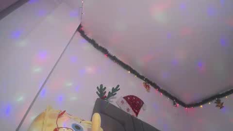 Snapshot of yinn_silver chatting on 12/23/24, 09:16 Yiny online show from 12/23/24, 09:16