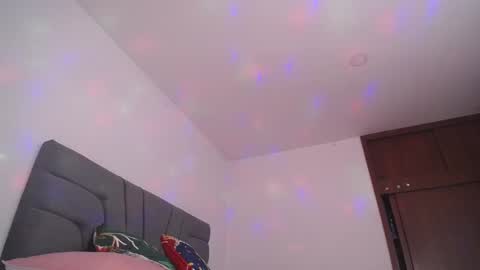 Snapshot of yinn_silver chatting on 02/04/25, 06:57 Yiny online show from 02/04/25, 06:57