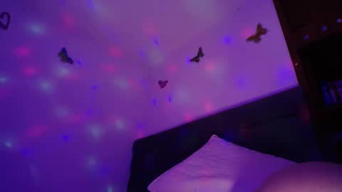 Snapshot of yinn_silver chatting on 02/18/25, 08:38 Yiny online show from 02/18/25, 08:38