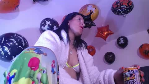 Snapshot of yinn_silver chatting on 10/13/25, 07:41 Yiny online show from 10/13/25, 07:41