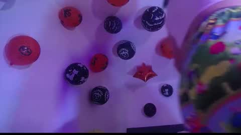 Snapshot of yinn_silver chatting on 10/24/25, 09:17 Yiny online show from 10/24/25, 09:17