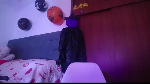 Snapshot of yinn_silver chatting on 10/25/25, 06:32 Yiny online show from 10/25/25, 06:32