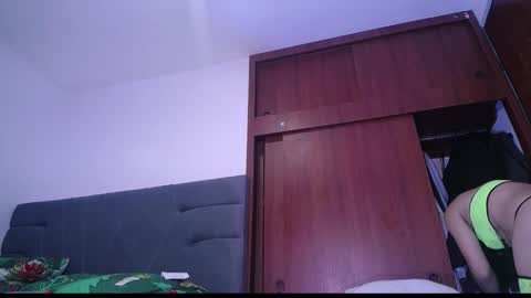 Snapshot of yinn_silver chatting on 11/21/25, 09:08 Yiny online show from 11/21/25, 09:08