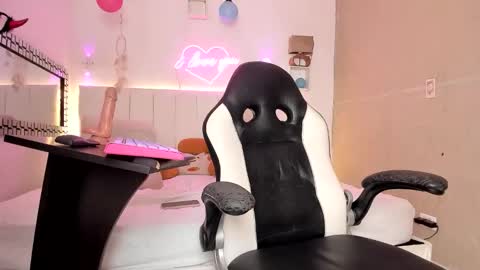 Snapshot of yised_vegas chatting on 11/14/25, 02:49 yised online show from 11/14/25, 02:49