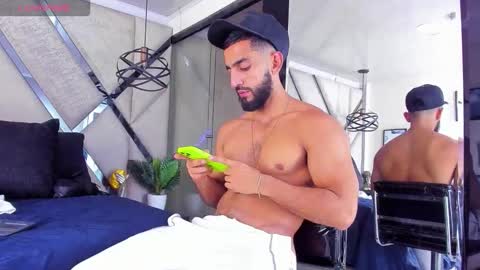 Yiyo online show from 12/14/25, 05:02