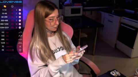 Snapshot of yngmilf_ chatting on 12/09/24, 03:40 online show from 12/09/24, 03:40