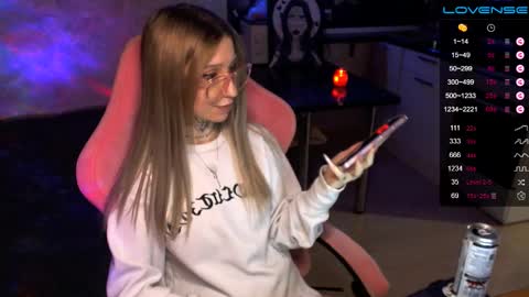 Snapshot of yngmilf_ chatting on 12/11/24, 06:47 online show from 12/11/24, 06:47