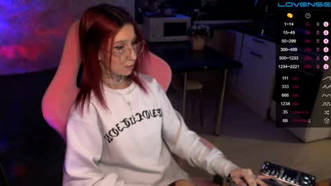 Snapshot of yngmilf_ chatting on 12/22/24, 01:34 online show from 12/22/24, 01:34