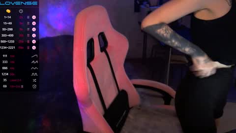 Snapshot of yngmilf_ chatting on 02/18/25, 08:58 online show from 02/18/25, 08:58
