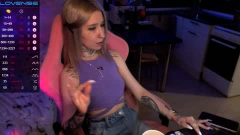 Snapshot of yngmilf_ chatting on 02/22/25, 02:06 online show from 02/22/25, 02:06