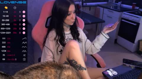 Snapshot of yngmilf_ chatting on 10/05/25, 08:18 online show from 10/05/25, 08:18