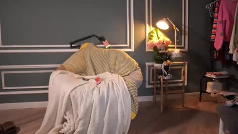 Snapshot of yoori_s chatting on 01/23/25, 01:24 Mika online show from 01/23/25, 01:24