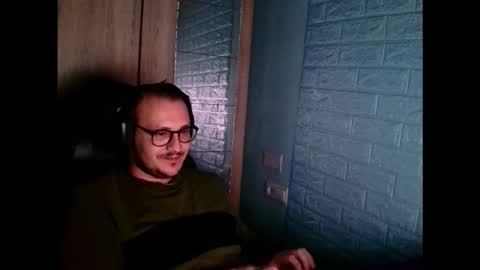 Snapshot of younromki chatting on 11/15/25, 10:04 A... online show from 11/15/25, 10:04