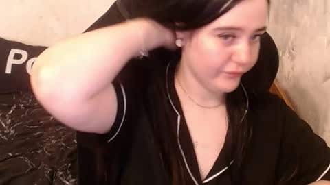 Snapshot of your_8a8y chatting on 10/15/25, 06:02 your_8a8y online show from 10/15/25, 06:02