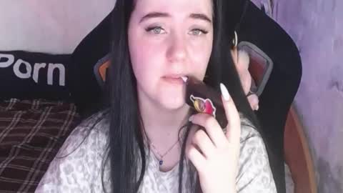 Snapshot of your_8a8y chatting on 11/24/25, 09:31 your_8a8y online show from 11/24/25, 09:31