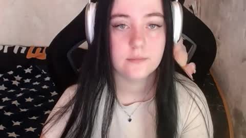 Snapshot of your_8a8y chatting on 12/17/25, 10:10 your_8a8y online show from 12/17/25, 10:10