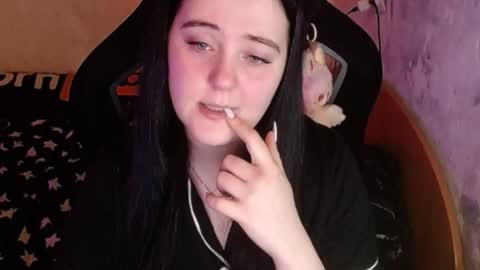 Snapshot of your_8a8y chatting on 12/18/25, 12:33 your_8a8y online show from 12/18/25, 12:33