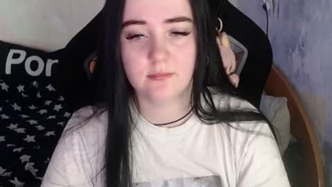 Snapshot of your_8a8y chatting on 12/23/25, 06:33 your_8a8y online show from 12/23/25, 06:33