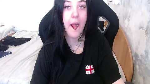 your_8a8y online show from 04/23/26, 04:57