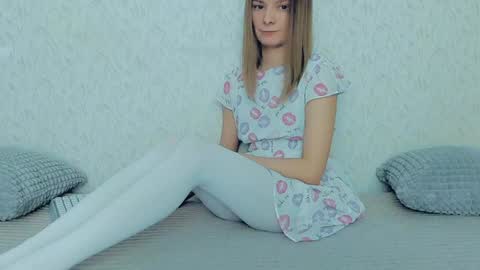 Snapshot of your_caramelka chatting on 01/18/25, 07:17 Lily online show from 01/18/25, 07:17