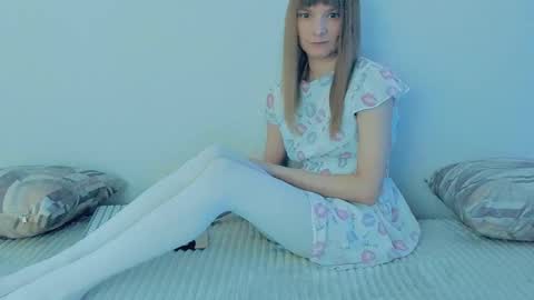 Snapshot of your_caramelka chatting on 09/15/25, 04:23 Lily online show from 09/15/25, 04:23