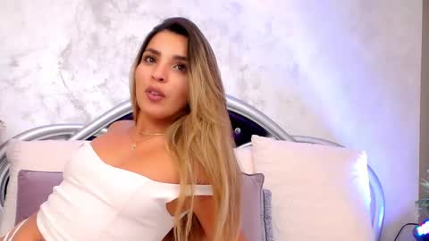 Snapshot of yourdirtyyangel chatting on 09/22/25, 10:23 Alicia online show from 09/22/25, 10:23