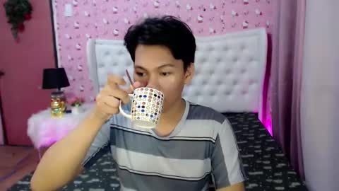 Snapshot of yourdreamboyxx chatting on 09/16/25, 12:17 HEN online show from 09/16/25, 12:17