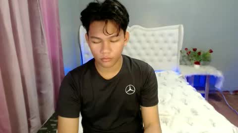 Snapshot of yourdreamboyxx chatting on 10/29/25, 11:17 HEN online show from 10/29/25, 11:17