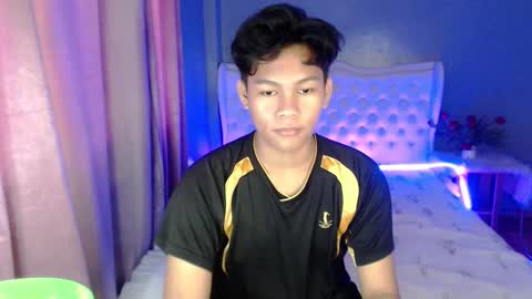 Snapshot of yourdreamboyxx chatting on 11/01/25, 10:34 HEN online show from 11/01/25, 10:34