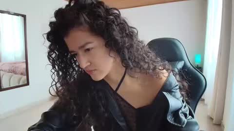 yourdreamgirl2025 online show from 11/06/25, 03:02