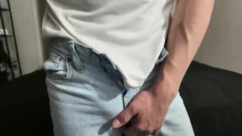 Snapshot of yourguuy21 chatting on 12/19/25, 08:32 yourguuy21 online show from 12/19/25, 08:32