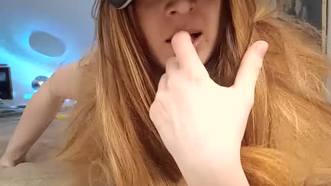 Snapshot of yourhollyhorne chatting on 10/06/25, 10:40 HollyHorne online show from 10/06/25, 10:40