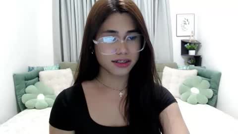 Snapshot of yourprettyblythe_ts chatting on 12/22/25, 08:33 yourprettyblythe_ts online show from 12/22/25, 08:33