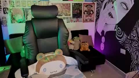    rawr   Anne Independent model      online show from 02/18/26, 11:55