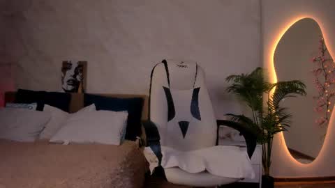 Snapshot of yukiluna1 chatting on 06/17/26, 01:45 Yuki online show from 06/17/26, 01:45