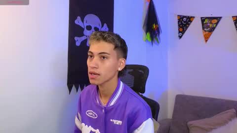 yulian_vasquez online show from 10/21/25, 12:17