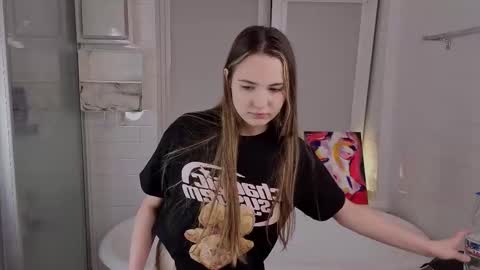 Snapshot of yummyemiily chatting on 02/24/26, 06:28 Emily online show from 02/24/26, 06:28