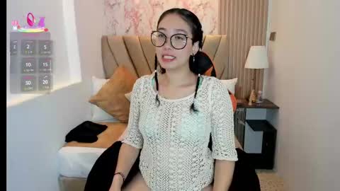 Snapshot of yuna__min chatting on 10/04/25, 12:03 Yuna  online show from 10/04/25, 12:03
