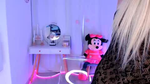 Snapshot of yuukenzi chatting on 02/18/25, 07:21 Maria online show from 02/18/25, 07:21