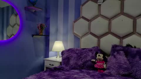 yvi online show from 04/20/26, 12:08