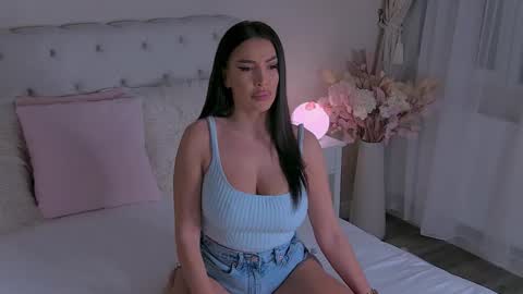 Laura online show from 12/02/25, 05:02