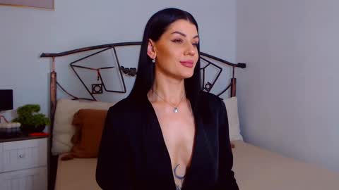 I V Y   online show from 02/15/25, 09:37