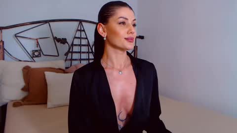 I V Y   online show from 02/22/25, 12:27