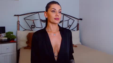 I V Y   online show from 03/04/25, 09:00