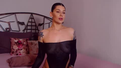 I V Y   online show from 04/22/26, 09:27