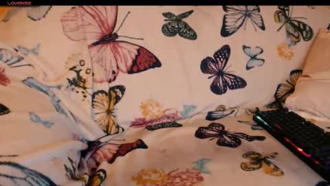 Snapshot of yzza_suave chatting on 11/21/25, 08:29 yzza_suave online show from 11/21/25, 08:29